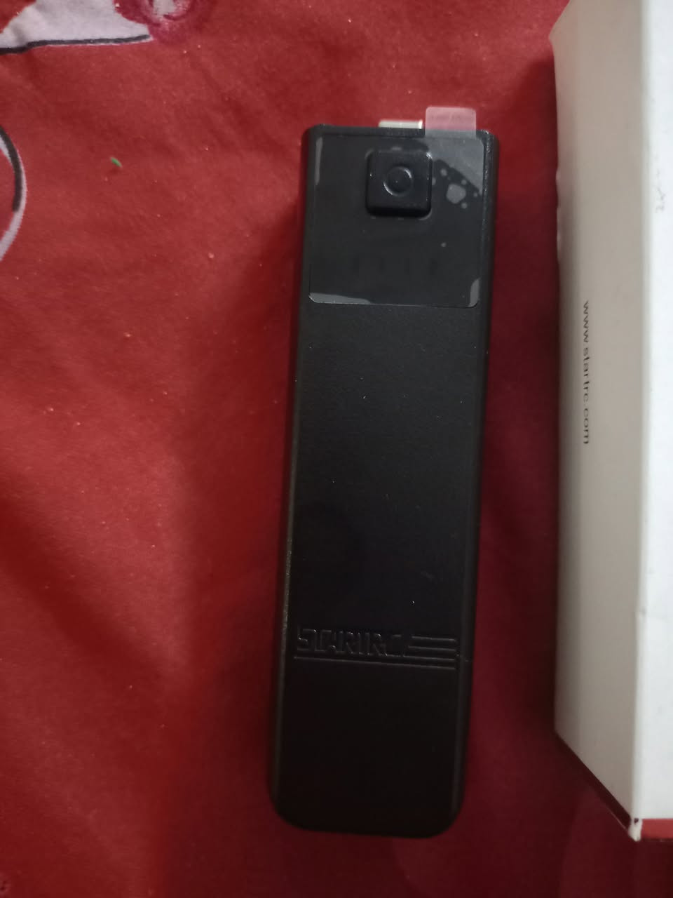هذا المنتج هو STARTRC Portable Power Bank، وهو مقبض بطارية إضافي وشاحن محمول مصمم خصيصاً لكاميرا الجيب الشهيرة DJI Osmo Pocket 3.
​إليك المواصفات الفنية الكاملة ومعدل سعره المتوقع في السوق العراقي:
​المواصفات الفنية (Specifications)
​السعة (Capacity): يأتي ببطارية ليثيوم بسعة 4000mAh (تمنحك شحن الكاميرا بالكامل تقريباً من مرة إلى مرتين، وتزيد من وقت التصوير بنسبة 100%، أي ما يعادل حوالي 100 إلى 120 دقيقة إضافية).
​سرعة الشحن (Fast Charging): يدعم الشحن السريع بقدرة تصل إلى 22.5W عبر منفذ Type-C (يشحن الكاميرا إلى 100% في غضون 32 إلى 35 دقيقة تقريباً).
​المنافذ والتوصيل: * منفذ Type-C خلفي لشحن المقبض نفسه أو الكاميرا أثناء التركيب.
​قفل أمان محكم (Button Bayonet) لضمان عدم انزلاق الكاميرا أثناء الحركة والتصوير.
​التوافق الميكانيكي: يحتوي في الأسفل على فتحة برغي قياسية بمقاس 1/4 إنش، مما يتيح لك تركيبه بسهولة على الترايبود (Tripod)، عصا السيلفي، أو قواعد التثبيت المختلفة.
​مؤشر الطاقة: يحتوي على إضاءة LED (أو شاشة رقمية صغيرة حسب رقم الإصدار الدقيق للدفعة) لمعرفة نسبة الشحن المتبقية في الباور بانك.
​الوزن والخامة: مصنوع من البلاستيك المقوى (PC + ABS) بوزن خفيف جداً يبلغ حوالي 104 غرام، مما يجعله مريحاً كـ Extension Grip لزيادة ثبات قبضة اليد أثناء الفلوغات.


**إذا كنت صاحب هذا الإعلان وتريد حذفه لأي سبب، رجاءا أرسل رسالة إلى الدعم الفني**