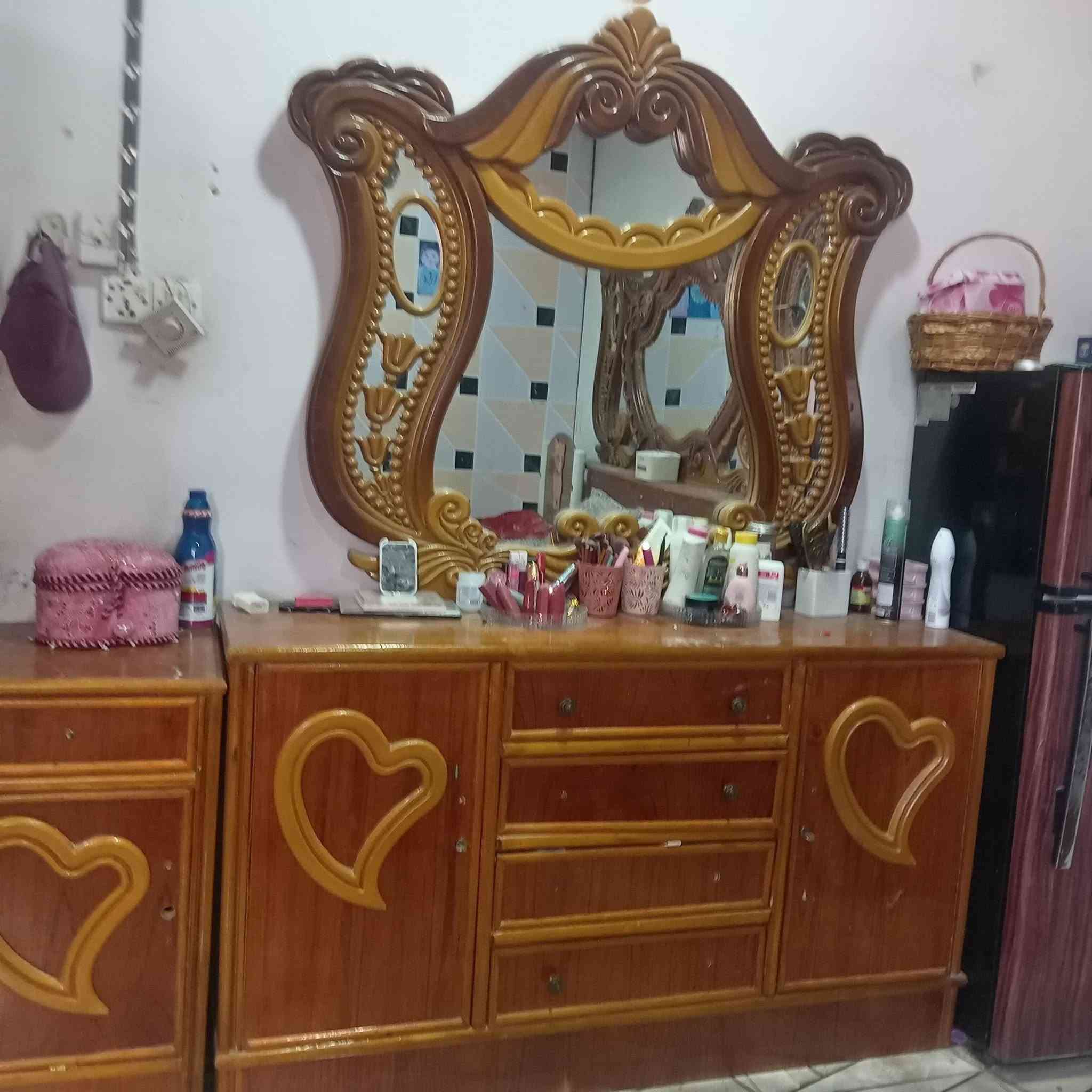 سلام عليكم غرفة اخشاب الخشاب كوله درجه اوله  للبيع تفصال جديده كلش احله من الصوره مستعجل علبيع كوفه بسهله سعره مليون او 500 قفل متواجد علفيس ***********
