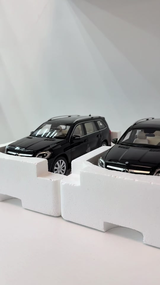 Mercedes-Benz GLS- Class 2012 Brand : Norev Scale : 1/18 WhatsApp: +9647504702207 ‎التوصيل لجميع مناطق اربيل مجانا ‎گەیاندن بەخۆرایە بۆ ناو شاری هەولێر #mercedes #gls #mercedesbenz #diecastcollection #diecast 
