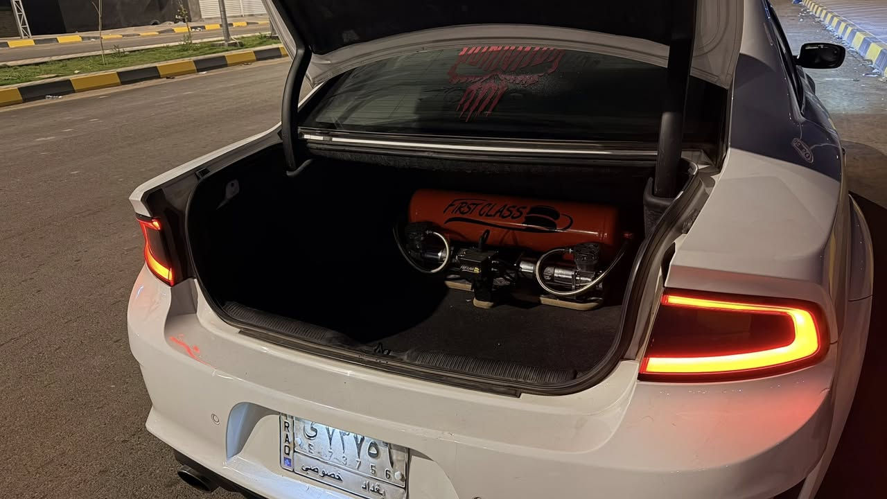 جارجر 2020 سكات باك وايد بدي اصل 6400 السياره خير من الله عليهه شوته وتفريغ وبرمجه مصطفى ايكل ودركه RPM و AFR وجكات S2 بلص من first class ما صار شهر من شديتهن وبوابات كتم صوت
 
حادث السياره جاملغ وبنيد وباب جهة عكس السايق
والباب الخلفي فتح وشد فقط 
السياره ماشيه 36 الف ميل استخدام شخصي يعني مو مال دوس واستعراض 
***********
