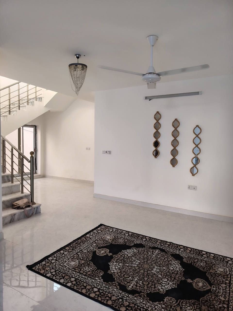 بيت للبيع مجمع نجمة بغداد السكني
مجمع راقي وهادئ خدمات مدارس حدائق أمن ٢٤ ساعة/ صالة جم للنساء والرجال/ محلات متنوعة /محمية غزلان ونعام /  حدائق للعوائل واماكن للأطفال/  مسجد حصلت الموافقات وجاري العمل عليه ان شاء الله/ بناء ممتاز بشهادة سلامة وجودة من استشاري جامعة بغداد طابو سكني صرف باسم المشتري خلال يوم واحد
صالة وغرفة ضيوف ومطبخ معزول ٣ غرف ٣ حمامات غرفة ماستر مع حمام وبلكونة
 
مساحات  نفهه وجميلة مع حديقة وكراج واسع يسع سيارتين
المساحة ٢٥٠ متر
حاليا مؤجر بمليون
السعر ٤٦٠ مليون 
البيت بي تغيرات عن البيوت الستاندر للمجمع
واتس اب ***********

