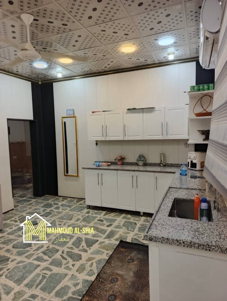 عقار للبيع في حي الشرطة المساحة 200 الواجهة 10 والنزال 20 . ( صدامية )

يتكون من 4 غرف نوم وصالة واستقبال ومطبخ . 

للاستفسار الاتصال : مكتب المحمود للعقار . 

***********
