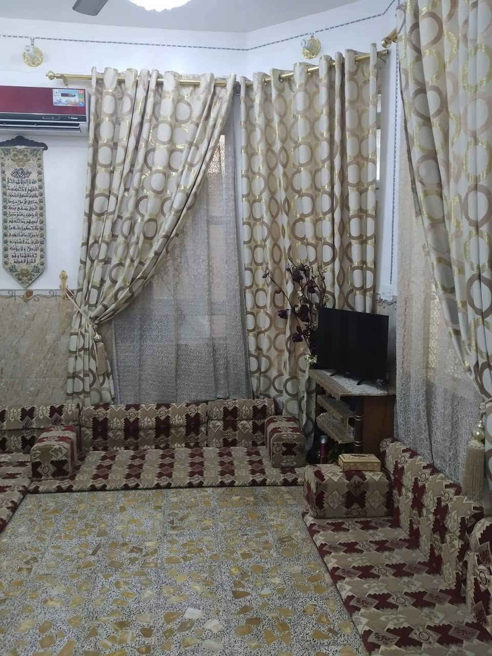 بيت للبيع حي النداء شارع المكاتب منطقه الـ48 الذهبيه
يتكون من : طابق واحد 
غرفه وصالة ومطبخ واستقبال
وبيتونه كبيرة 
وصحيات داخليه و خارجيه 

للاستفسار الاتصال على الرقم
 ***********
السعر : 115 مليون
