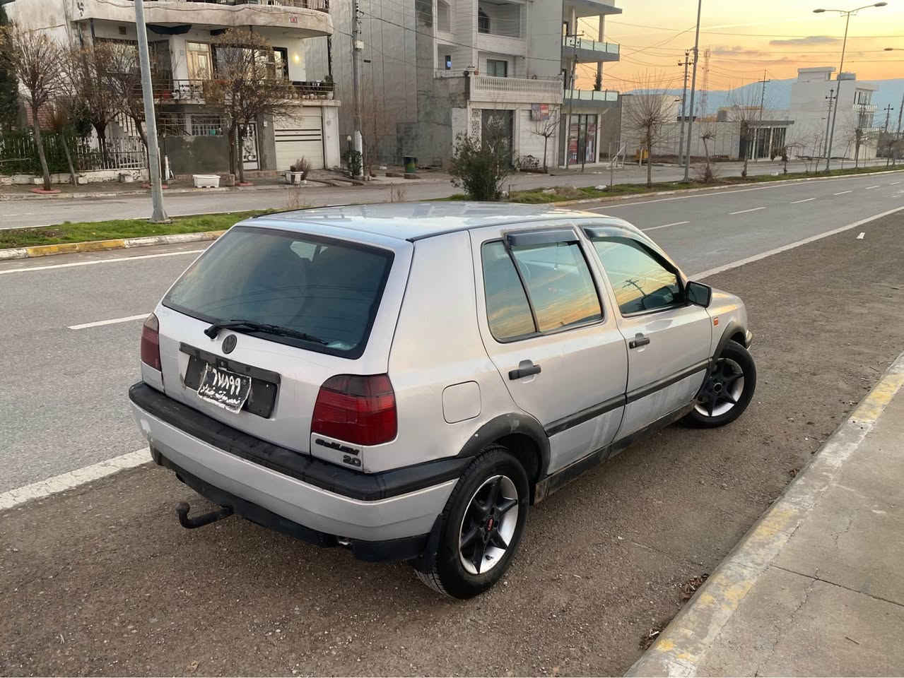 گؤڵف بؤفرؤشتن ئارم پلاسيك هه ولير به شه رتي ئه وه ليات و موسو براوه سه نه ويشي له گه له مؤديل ٩٢ مه كينه جيتا ١٨ گير عادي به شه رتي گيرومه كينه ته قه و ره قه چركه ي تيا نيه كاره باي كامل مه زبوت ده عمو ليدراوي نيه رزيوي نيه چوار تايه ي تازه ي له ژيره سه ياره كه ده رو ناوي نمونه يه له جواني جام كاره باي گه رميو فلچه و لايتو هه موو گياني مه زبوته سعري ٣٤ گه لاو مه جال..ژماره (***********) دخان, السليمانية
