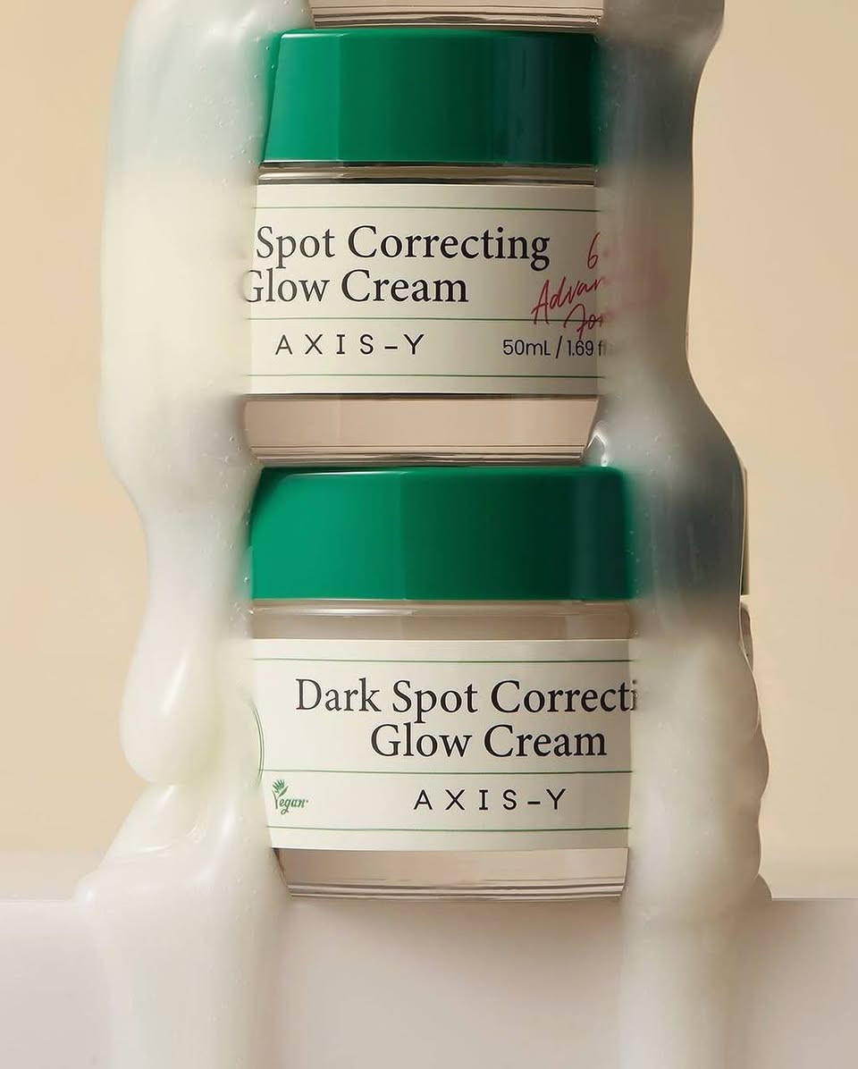 كريم "Dark Spot Correcting Glow Cream" من ماركة AXIS-Y الكورية.🇰🇷 

يُعد هذا الكريم مرطبًا مصممًا خصيصًا لعلاج البقع الداكنة وتوحيد لون البشرة. 

تتميز تركيبته بقوام خفيف يشبه الجل أو الماء، مما يجعله سريع الامتصاص ولا يترك شعورًا باللزوجة. 

المكونات الرئيسية فيه تشمل النياسيناميد (5%)، والألفا أربوتين (2%)، وفيتامين C، التي تعمل على تفتيح البشرة وتقليل التصبغات. 

يمكن استخدامه كخطوة أخيرة في روتين العناية بالبشرة، صباحًا ومساءً، وهو مناسب لجميع أنواع البشرة. 

يساعد على تعزيز حاجز البشرة، ويمنحها ترطيبًا عميقًا وإشراقة طبيعية.


**إذا كنت صاحب هذا الإعلان وتريد حذفه لأي سبب، رجاءا أرسل رسالة إلى الدعم الفني**