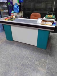 ميز كاشير • نظيف شبه جديد