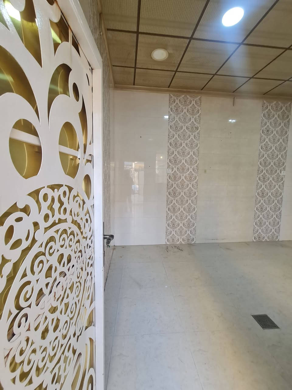 للأيجار الدار طابق واحد🏠(المساحة150م)

الموقع الدار/حي البلديات قرب متوسطة النضال للبنين

غرفتين نوم  واستقبال واسعة ومطبخ وصحيات وكراج وبيتونة وسطح 

(بدل ايجار الدار 500الف)

للأستفسار مراجعة مع مكتب الوطن للتجارة العقارات  
العنوان الموصل حي البلديات من جهة السكر قرب سانكو مول 

أو الاتصال على الارقام التالية 
كؤرك/*********** 
أسيا /***********
