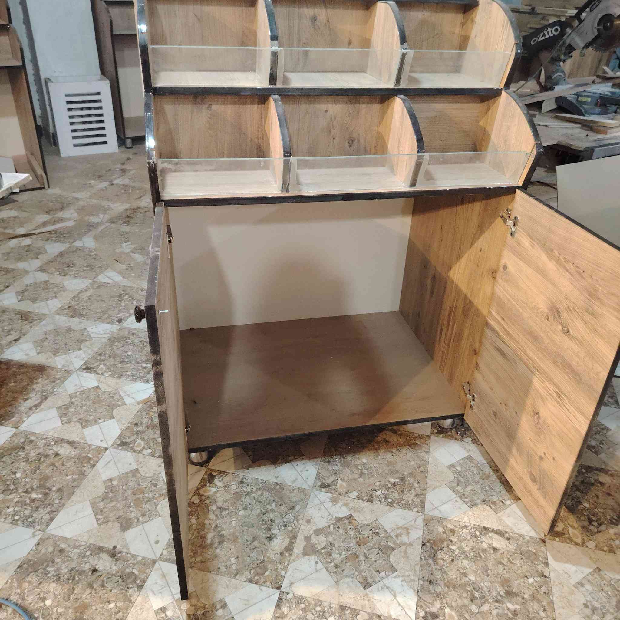 فاترينات جرزات العدد ١٠ قطع السعر ١٥٠ الف القطعه جديد غير مستخدم عرض متر ارتفاع ٢٤٠ وعمق ٧٥ للاستفسار ***********
