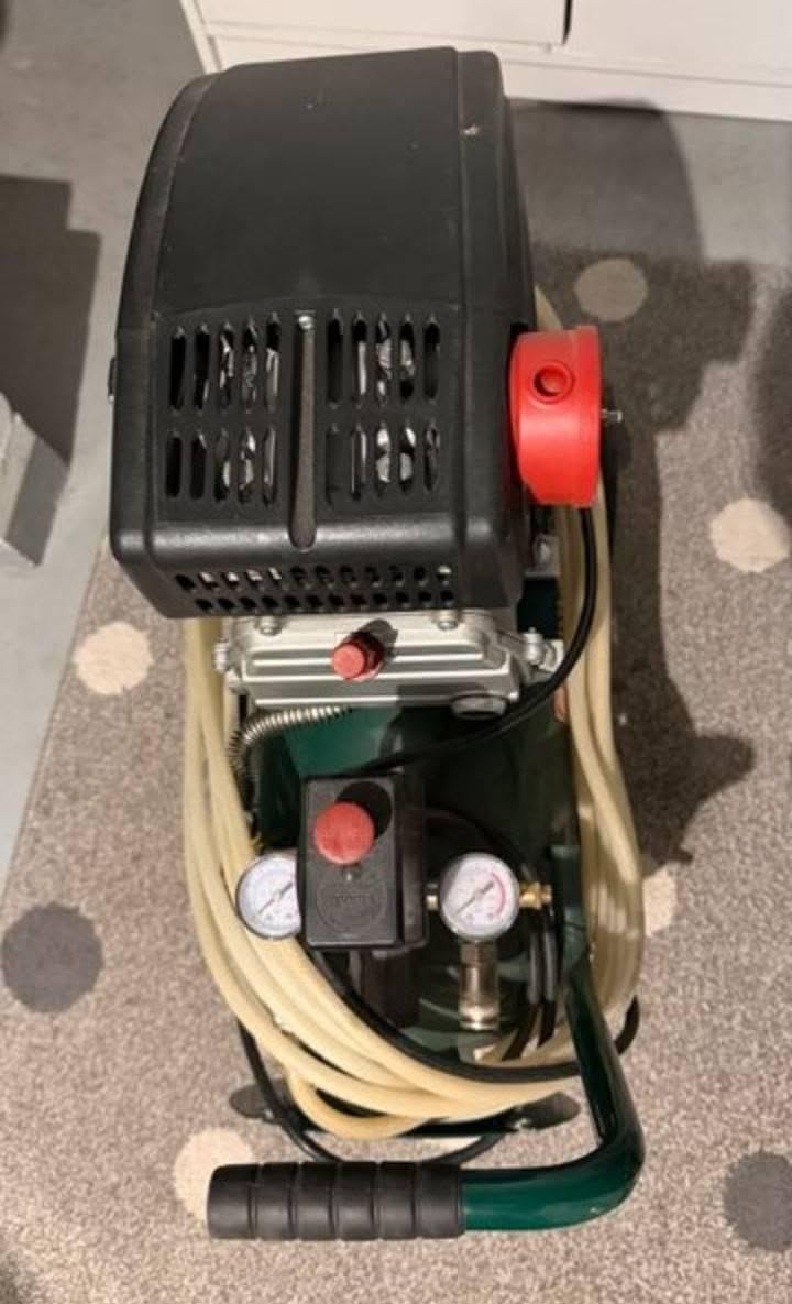 Ich biete hier meinen Parkside Kompressor PKO 270 A5 an. Dieser leistungsstarke Kompressor ist ideal für eine Vielzahl von Heimwerkerprojekten und bietet zuverlässige Druckluft für deine Werkzeuge. Er ist robust gebaut und dank der Rollen leicht zu transportieren.

* Motorleistung: 1,8 kW (2,45 PS)

* Ansaugleistung: 260 l/min

* Effektive Abgabemenge: ca. 103 l/min bei 7 bar

* Max. Arbeitsdruck: 8 bar

* Kesselvolumen: 24 Liter

Der Kompressor ist sehr praktisch für Arbeiten wie Reifen aufpumpen, Lackieren oder das Betreiben von Druckluftwerkzeugen. Er ist in einem guten, gebrauchten Zustand und voll funktionsfähig.

Schreib mir einfach, wenn du Fragen hast. Dortmund, NW


**إذا كنت صاحب هذا الإعلان وتريد حذفه لأي سبب، رجاءا أرسل رسالة إلى الدعم الفني**
