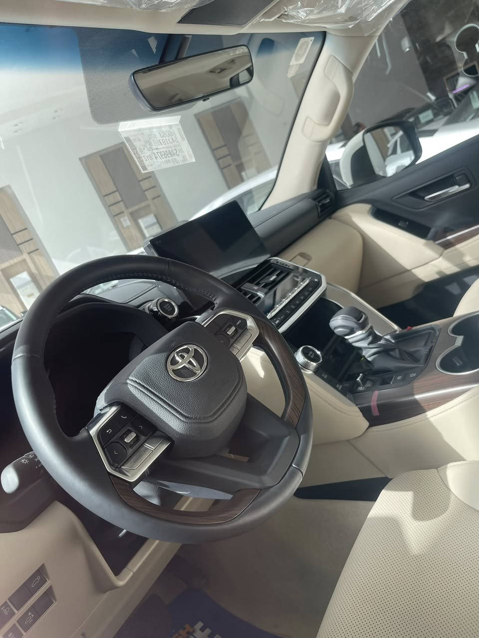 السلام عليكم لاندكروز موديل 2025 ساز اصل كفاله عامه ماشيه 450 kmيعني زيرو للاستفسار ***********
