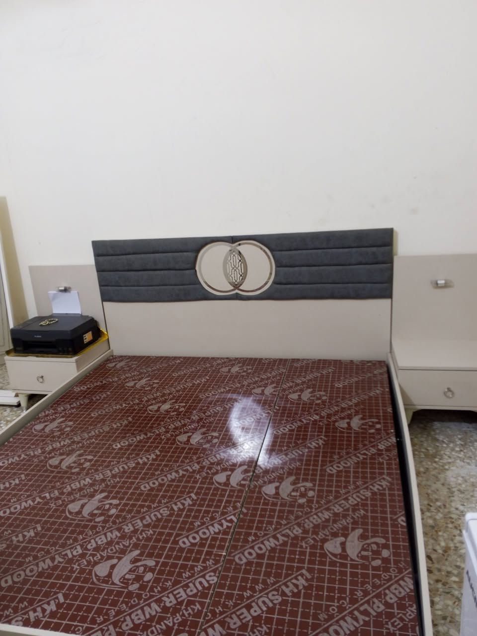 السلام عليكم أخواني وخواتي غرفة 6قطع أمانة الله العام مشتريهة من الأعظمية ب700 ألف أبيعة 350 قفل والكنتور أبو 3 أبواب التركي الأصلي ب 150ألف والمكيف جديد تدفئة تبريد أبو ال 3 سراوات 250 الطالع من القفص أسعار كلها بنص أغراض جديدة ومابيهن أي ضرر كودن عندي شيلة أريد أبيعهن رجاءً أسعار ثابتة ومال بيع الله يوفقكم العنوان بغداد الجديدة قريب الشارع العام ***********
