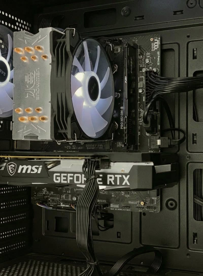 للبيع كيس فقط مستعجل كلش هواي • المعالج: Intel Core i5-10400F (6 أنوية / 12 خيط)
• كرت الشاشة: NVIDIA GeForce RTX 3050 8GB

• الرام: 16GB DDR4

• التخزين: 512GB SSD سريع

• اللوحة الأم: MSI PRO H510M-B

• النظام: Windows 11 Pro 64bit

• الاستخدام: 6 أشهر فقط

العيوب:

• بيه مروحتين بالكيس عاطلات (يحتاجن تبديل بسيط)

• ماكو أي مشكلة بالأداء أو القطع الداخلية

للتواصل واتساب: ***********فقط واتساب
