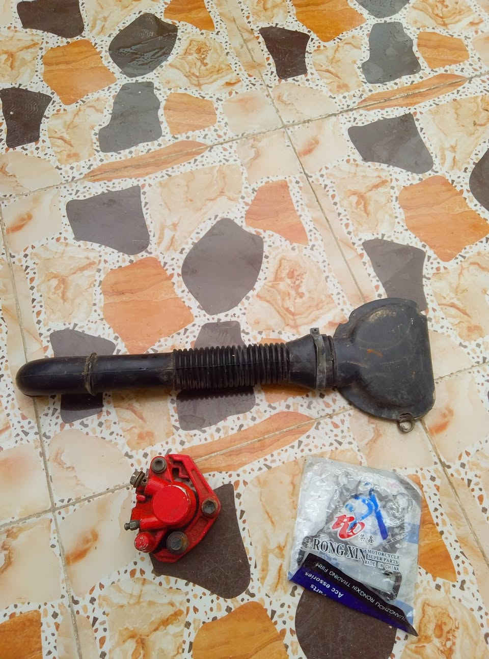 صفاحيات اصليات ختم داخلي ب10الف 
ستانه رياضي ب4الف 
مرايات علامه النصر 4الف 
عمبار بريك اصلي مو تجاري ب5الف
ويل نجمه بلادي اصلي ويا صينيه رياضي بلاديات مو تجاري 
سعر :٤٠
كاسحه مال ايراني:5الف 
خرطوم وكازكيت ب4
رقم الهاتف ***********بي وتساب
