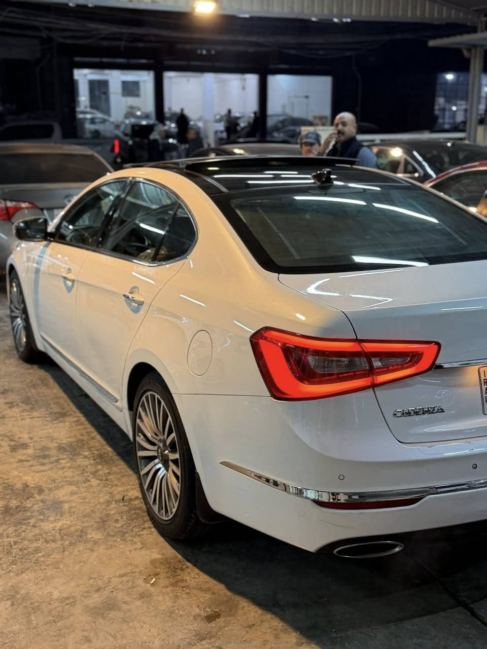 السلام عليكم ورحمة الله..كيا كادنزا 2014 وارد امريكي كلين تايتل السيارة بدون حادث بدون ايرباك بدون شواصي ليبل واحد السيارة  بالعراق نصبغ بيها راس البنيد فقط بدون فتح وبدون اي داخل مواصل حتى البدنه..مواصفات vip اعلى فئه..رقم بغداد وبيها سونار ..عداد السيارة 129 الف. السعر 155 وبيها مجال.***********
