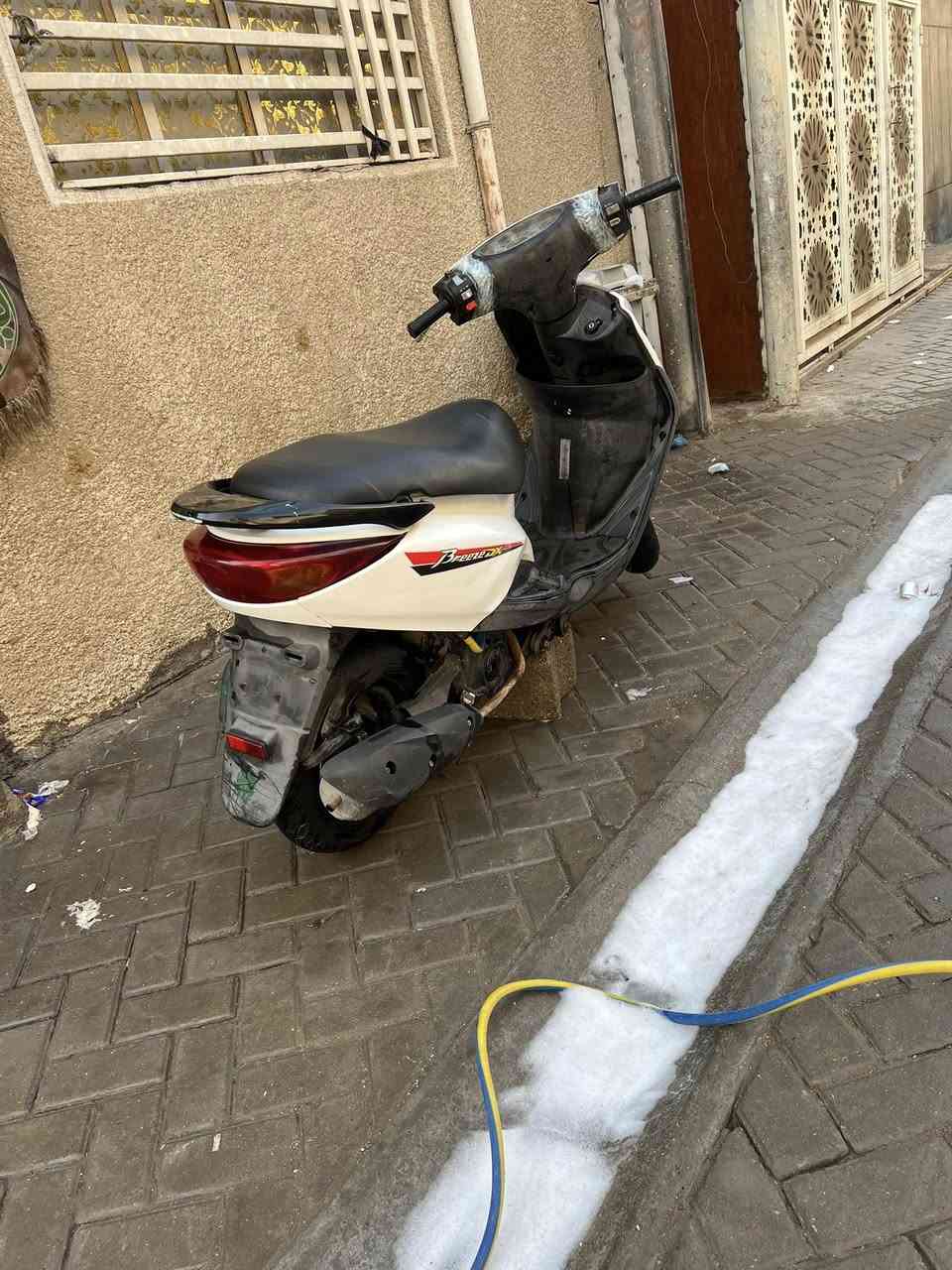 سلام عليكم دراجه بريز للبيع. مكينه بلاديه. 
دراجه قويه. بس يرادلهه باتري وكلوب مال سكن 
سعر 400وبيه مجال لشراء
عنوان مدنيه الصدر قطاع 3
***********
