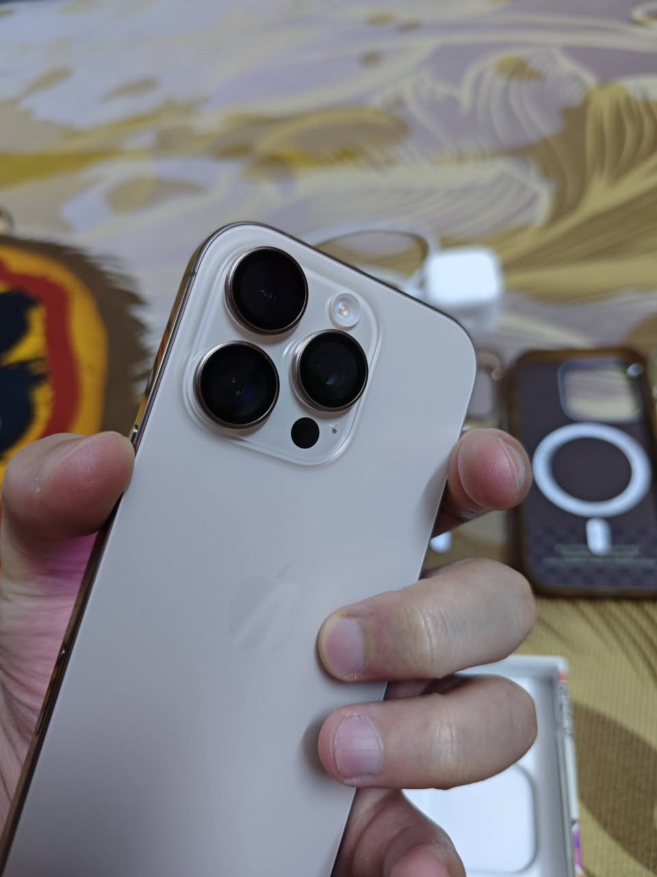 السلام عليكم
للبيع فقط ايفون 16 برو فقط ذاكره 256 بطارية 100 عدد شحنات 122 وقابلة للزياده ويا لاسق شاشه و3 كفر وعدسات حمايه كامرات
ضمان abm تك خط شرق اوسط بعده داخل الضمان 28/2 ينتهي الجهاز مال جناي اخو الجديد  سعر 1200  مايعجبك المنشور اعبره وكأنك ماشفته 
كارتون وكيبل الأصلي كامل ملحقات
*********** واتساب واتصال مكان ديوانيه
