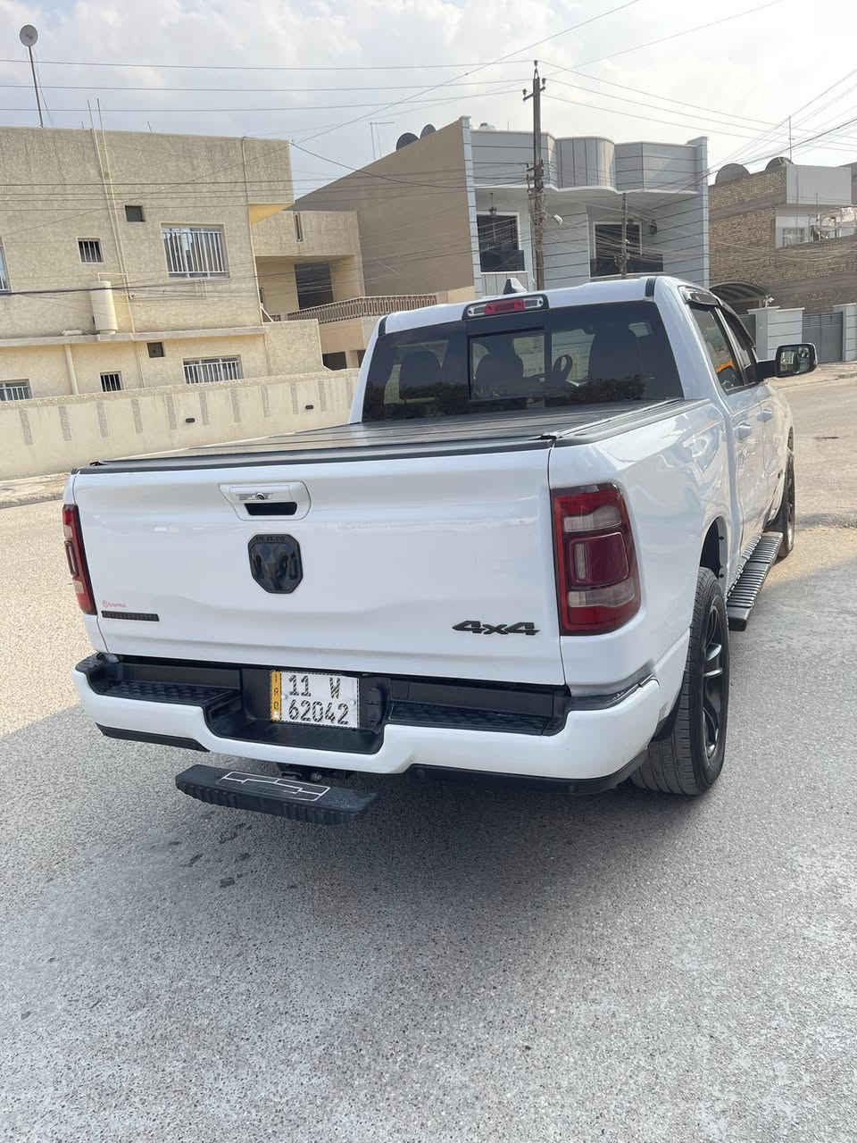 سلام عليكم
للبيع او المراوس بشي اقل مع فرق 
دوج رام BIG HORN
موديل 2020 
مكينه 6سلندر بدون صرفيات
باب طويل بدي قصير 
موصفاته
شاشه كبيره بلي كار 
كشنات كهرباء +تدفئه كشنات
تبريد قطعتين
دوسات البانزين والبريك كهرباء 
جامه خلفيه كهرباء 
دفع رباعي او ثاني 
صور حادثه مرفقه بالمنشور 
مكان السياره بغداد 
سعره 245او بيه مجال 
رقم ***********بي واتس
