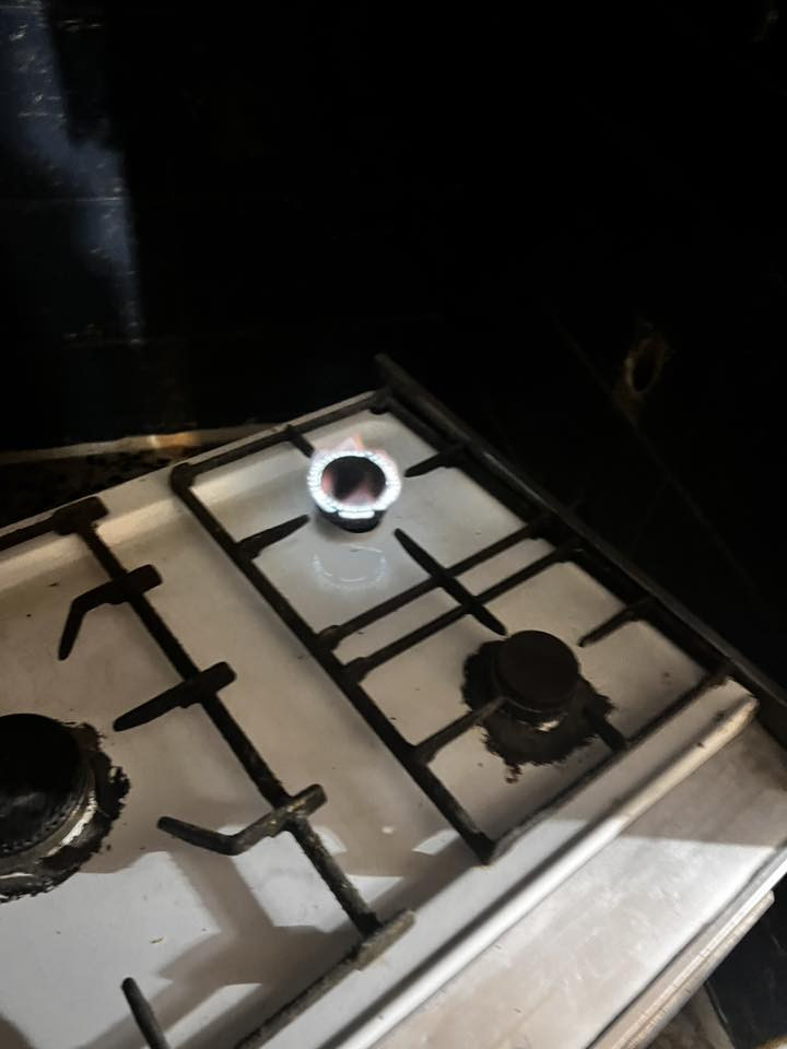 السلام عليكم
طباخ نوعيه قديمه  العيون كلها شغلات   وهاي نارة كدامكم
بس عين وحده صغيره من اطفيها اطلع 
 صوت مثل اللگفه
الفرن شغال 
السعر 30 مكاني شارع الجامع مال عبيدي

***********
