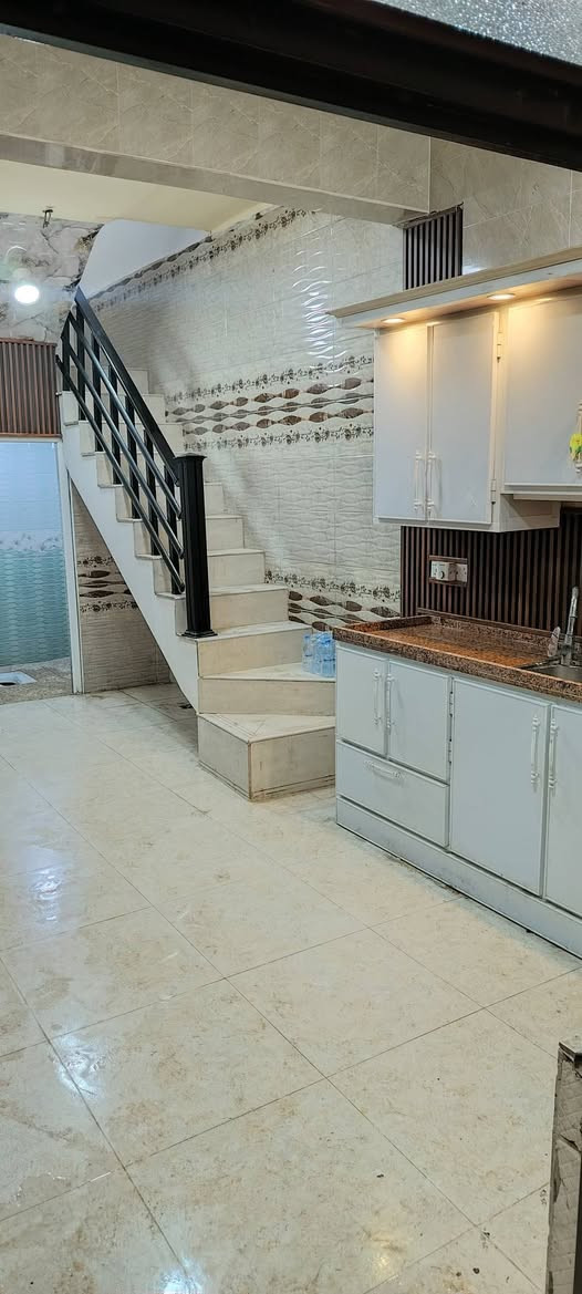 عليكم السلام ..***********
--------‐--------------
يحتوي البيت على 4 غرف
-----------------------
صاله عدد 2.. كبيره 
----------------------
مطبخ  .
------------------------
صحيات عدد 3 ..شرقي وغربي ...
------------------------
مكان خاص للغساله ..
-------------------------
بناء شريطي ارتفاع ٦٠ سم يتحمل ٥ طوابق ...
--------------------------
سخانات امريكيه عدد 1...
---------------------------
خلاطات واكسسوارات الصحيه disca تسكا.....
---------------------
تانكي عدد 2. ٢٠٠٠ لتر 
----------------------
السقف ديكورات مغربيه جبسنبورد...
----------------------
كاونتر المطبخ من ضمن البيت ..
----------------------
ماطورات نازل وصاعد عدد ٣ بوسترات 
------------------
يوجد بسطح مخزن كرفان ٣ في ٥ جديد مخزن للمواد والأدوات 
------‐--‐-‐---
والملاحظة الاخيره المهمه الكهرباء مستمره خط طواريء وخط وطني 3ph انسى انقطاع التيار الكهربائي الوطني 

---------------------
طابو سند ٢٥ 
::::::::::::::::::::::::
راضيه كلشي جدارن سيراميك بيبان تركي 
........................
يبعد عن باب الحرم على جهة باب الشهداء كيلو متر متر 
........................***********
