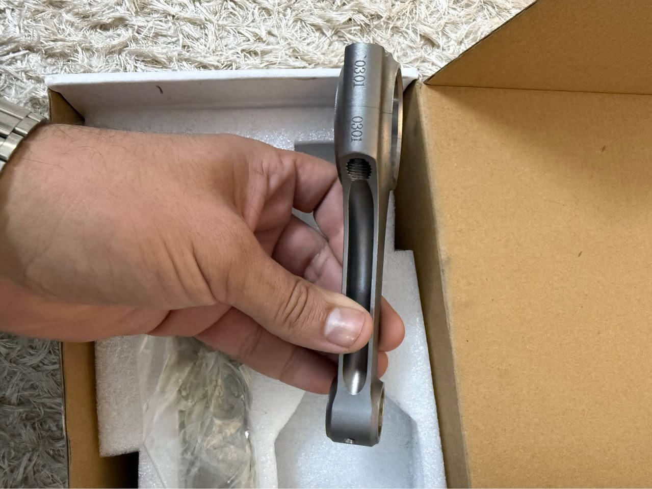 للبيع طقم أذرع توصيل (Conrods) عالية الأداء، مصممة خصيصاً للمحركات المعدلة والقدرات الحصانية العالية. القطع جديدة تماماً ولم تستخدم.
✅ المواصفات والمميزات:
• النوع: Forged 4340 Steel (فولاذ مشغول شديد الصلابة).
• التصميم: H-Beam Design – يوفر أقصى درجات القوة مع وزن خفيف، وهو الأفضل لتحمل ضغط التيربو (Boost) والدورات العالية (RPM).
• البراند: KingTec Racing (شركة غنية عن التعريف في قطع تعديل المحركات).
• الحالة: جديدة بكرتونها (Brand New).
• المميزات:
• تتحمل قدرة حصانية عالية جداً مقارنة بأذرع الوكالة.
• محفورة بالليزر لضمان الجودة والتتبع.
• تأتي مع بطاقة الشركة المصنعة (Dr. Ren).
⚙️ مناسبة لـ:
أصحاب تعديل السيارات (Turbo projects)، سيارات السباق (Drag/Drift)، أو أي شخص يبحث عن تقوية محركه (Bulletproof engine build).
سعر القطعه ٣٥٠ الف كركوك, العراق


**إذا كنت صاحب هذا الإعلان وتريد حذفه لأي سبب، رجاءا أرسل رسالة إلى الدعم الفني**