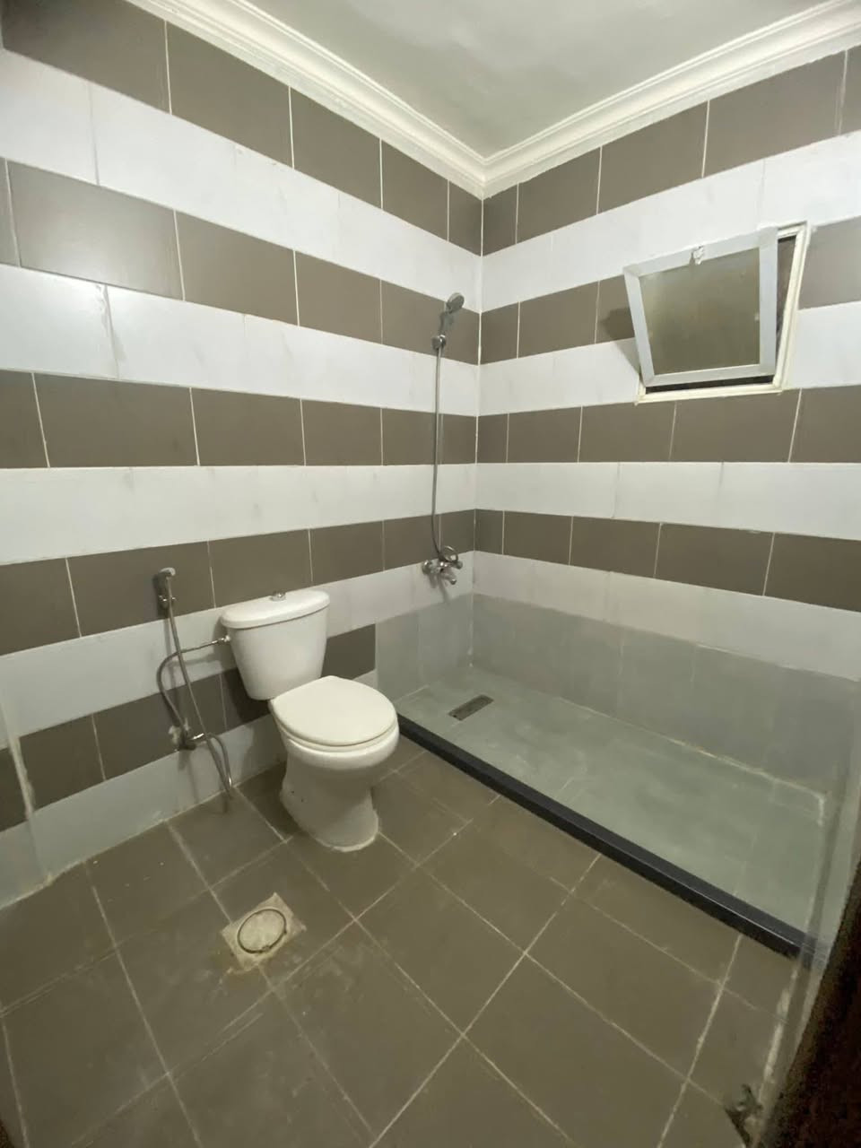 � شقة أحلامك للبيع – الربط / ضاحية الحسين 🌟
✨ مساحة 127 م² | 3 غرف نوم (واحدة ماستر) | غرفة ضيوف | صالة واسعة | مطبخ | 3 حمامات | بلكونة مطلة
✨ واجهات شرقية وجنوبية تهوية وإضاءة ممتازة

📍 الموقع: ضاحية الحسين – الربط
🏥 قريب جدًا من مستشفى بسمة الجديد ومستشفى بديعة
🛍️ قريب من الأسواق والخدمات والمواصلات

💰 السعر: 38,000 دينار فقط – فرصة مميزة للسكن أو الاستثمار

📞 للتواصل والاستفسار الاتصال على 

0776100386

تابعوا صفحتنا ليصلكم كل ما هو جديد
مجموعة مكاتب الشيخ العقاريه 

#شقق٠فارغه٠للبيع٠ضاحيه٠الحسين٠قرب٠مستشفى٠بديعه٠استثمار٠او٠سكن٠للبيع٠للبيع


**إذا كنت صاحب هذا الإعلان وتريد حذفه لأي سبب، رجاءا أرسل رسالة إلى الدعم الفني**