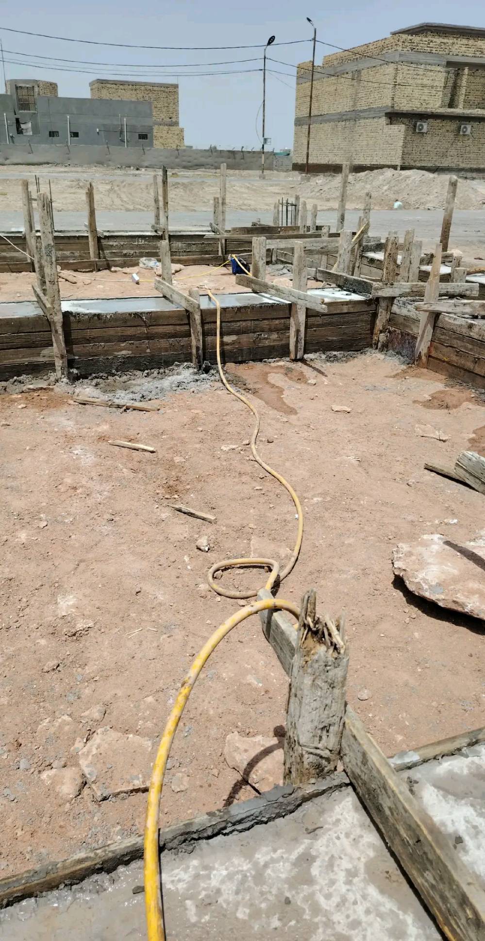 السلام عليكم
عدي بتلو مساحه 200 متر زراعي سند 25 جديد جهاز للبناء بصف الركن  خلف المعسكر بصف قطع الضباط خلف الطيارين بي غرفتين 5 في 4 ومنور وصالة واستقبال ومطبخ وممر وصحيات داخلية وخارجية