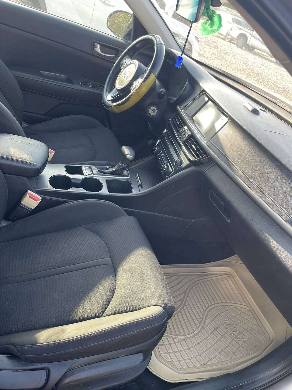 السلام عليكم /
اوبتيما  2019  رقم بغداد انكليزي بأسمي  
ماشيه 65mi   
مكينه مامفتوحه  
مكينه 2400 
تخم تاير جديد 
حداديه جديده
صوره الحادث مرفقه بلمنشور  
مكاني ذي قار  / قلعه سكر 
***********
السعر  139
