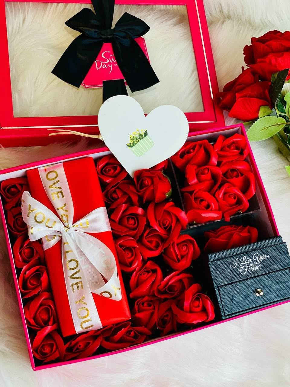 🎁لعشاق الهدايا الكلاسك وفرنا لكم اجمل بوكس هدية عيد الحب ❤️ متكون من عطر Si + قلادة احبك بكل الغات +🎁بوكس ورد وقش وكارت معايده 💌

SÍ GIORGIO ARMANI 🇫🇷🇫🇷
عطر SÍ جورجيو ارماني عطر " Si  " للسيدات ، عطر ساحر لا يقاوم من الماركة الشهيرة جورجيو آرماني، سينشط حواسك ويبقيكِ منتعشة طوال اليوم عطر مفعم بالقوة ، يجسد الانوثة المطلقة ، تعبير عن النبل و العظمة المسمى بعطر السعادة لأنه يحفز هرمون السعادة بالأنسان عطر بمعنى الكلمة لأصحاب الذوق المميز 

قلادة على شكل قلب ١٠ كلمه احبك   + علبة هدايا ورده الحمراء 
1. 🌹درج المجوهرات: يوجد درج صغير مع قلادة أحبك بداخلها 100 لغة. يمكن أيضا استخدام الدرج لتخزين المجوهرات الصغيرة الأخرى

🌹 لا تذبل ، من السهل العناية - ضعه في مكان بارد ، سيبقى لمدة 3-5 سنوات إلى الأبد. سيكون لدى أحبائك مزاج جيد عندما ينظر إليه كل يوم.

🌹أفضل هدية لها يعتمد على التكنولوجيا الفائقة والجفاف والاحتفاظ بالألوان والتجفيف وغيرها من إجراءات المعالجة المعقدة ، وضمان لون الزهرة وشكلها والشعور بأنها زهور منتقاة حديثا ؛ معبأة في صندوق هدايا أنيق مع حبلين ، وسوف تكون هدية مثالية للذكرى السنوية والمهرجانات ، وأحبائك ، وأفراد الأسرة والأصدقاء
السعر 20 الف 
🚘 يوجد خدمة توصيل لجميع محافظات العراق ٤ الاف 🚘


**إذا كنت صاحب هذا الإعلان وتريد حذفه لأي سبب، رجاءا أرسل رسالة إلى الدعم الفني**