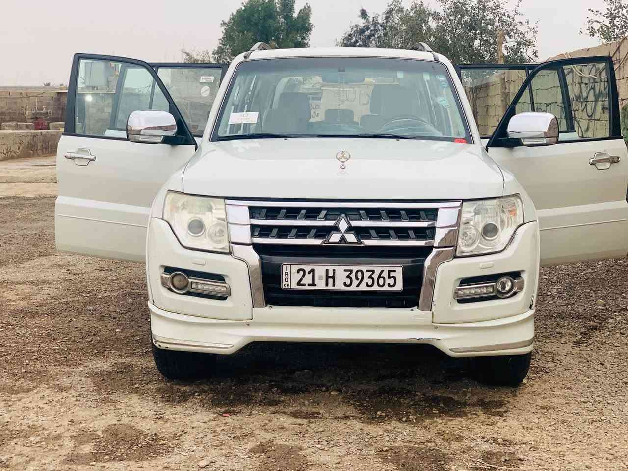 السلام عليكم باجيرو 2015 
للبيع او مراوس حسب القناعة 
فول مواصفات حبتور 
فتحة كشنات جلد 
كشنات كهرباء حساسات 
تحكم ستيرن  ٣ جهات 
اشاير بالمري 
لايت زنون 
حجم المحرك 3500 المرغوب 
بيها جاملغ الخلفي صبغ اثر جراد فقط لا ضربة ولا معجون  
***********
