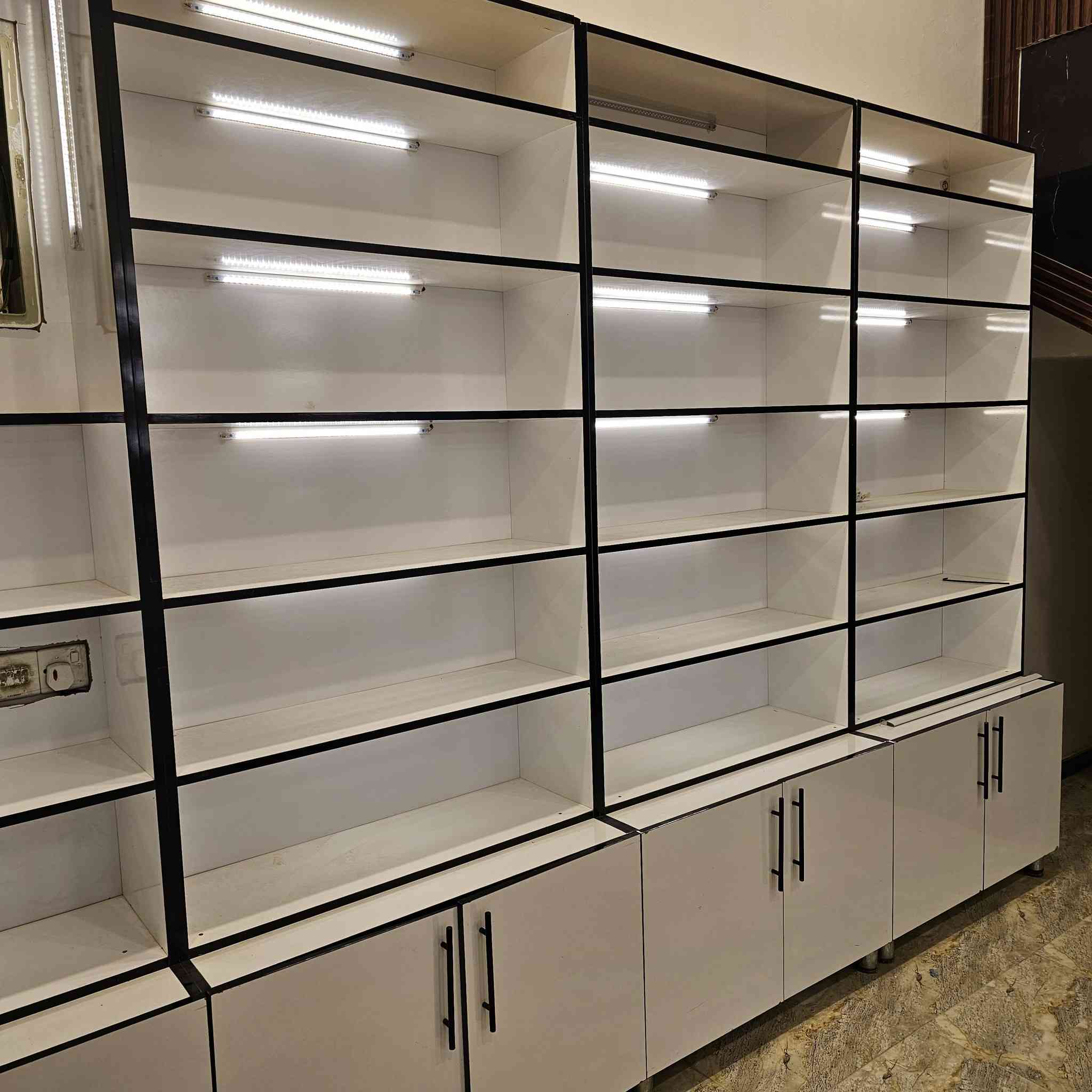 فاترينات خشب تركي
قياس طول 250 عرض 100

منطقة الفلاحية 

الرقم *********** او***********
