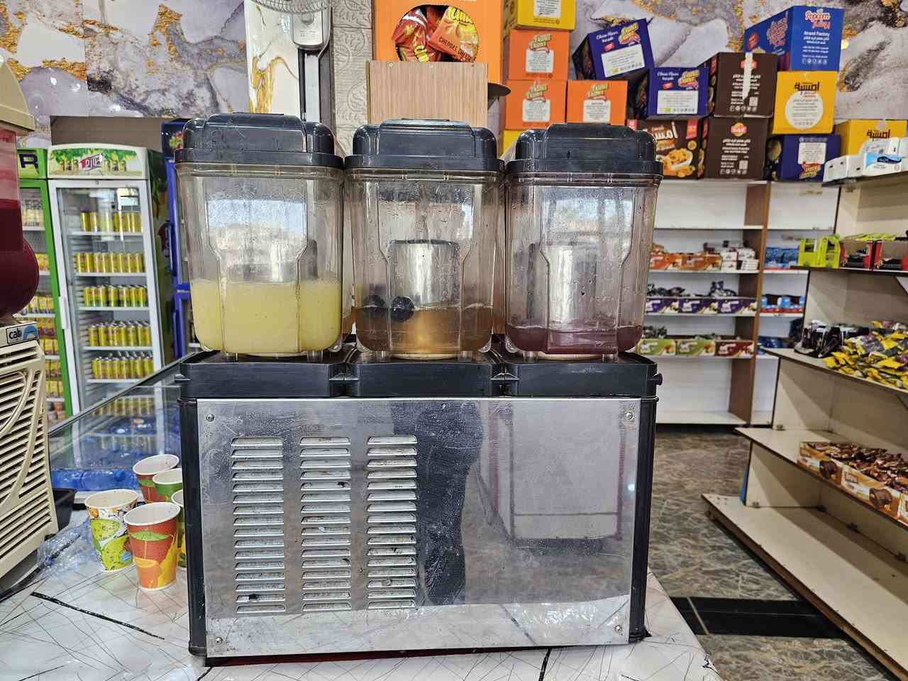 مكاين عصير مبرد سلاش للبيع ❄️ شغل محلات تركي
1. مكينة عصير 3 حاويات ستيل
   - الماركة: تركي 100%
   - التبريد: قوي يثلج العصير بسرعة 
   - الحاويات: 3 × 12 لتر تقريباً
   - الحالة: مستخدمة شغل نظيف، الجسم ستيل
   - السعر: 600.000دينار نهائي

2. مكينة HOSK 2 حاوية
   - الماركة: HOSK تركي اصلي
   - التبريد:قوي يثلج  - على وضعها
   - الحاويات: 2 حاوية بلاستك
   - الحالة: للشغل او 
   - السعر: 300,000 دينار

المكان: كربلاء 
الفحص: تعال جرب التبريد والحنفيات بنفسك
التواصل: ***********
