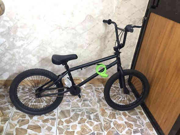 بايسكل بي ام اكس حركات تايرات جدد لون اسود اخو الجديد مابي نقص مرتب BMX للبيع بسعر 95 وبي مجال بسيط متوفر توصيل داخل بغداد للحجز ***********
