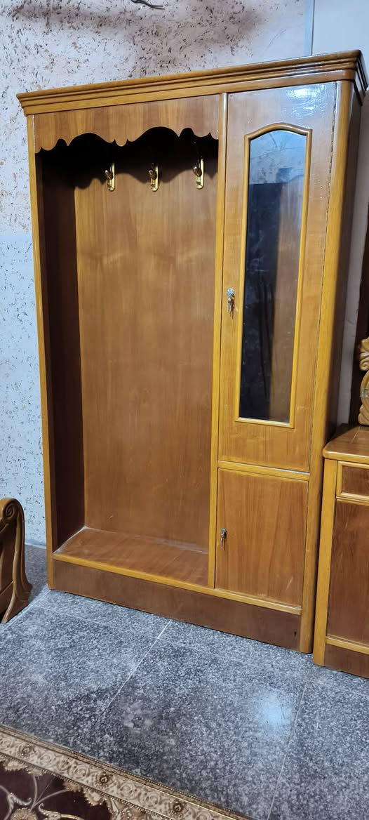 سلام عليكم غرفه نوم. لبيع ام 4 ابواب نضيفه بشكل أحله من الصوره
شغل ثقيل وتسكام نجاره وصبغ                     السعر 400 وبيه مجال  المكان/ بابل الطليعه/ اتصال عل الرقم ***********
