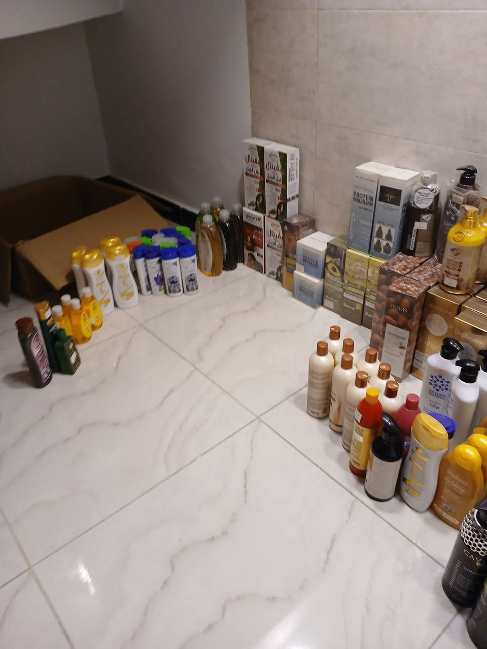 للبيع صوابين وشامبوات وكريمات تصفيةمحل عطاريه بسعر مناسب جدا بغداد الكرخ ***********
