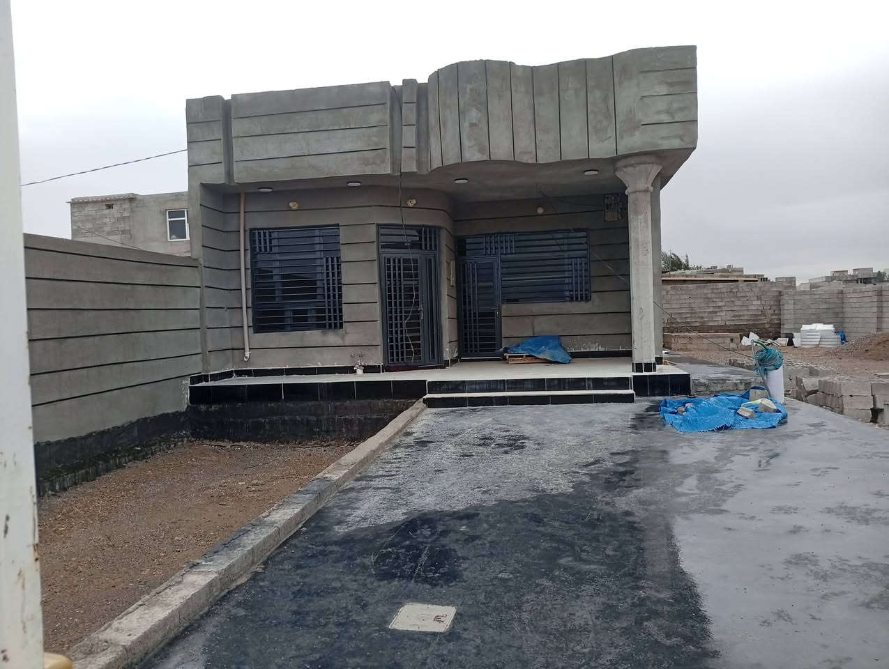 سلام عليكم اخوان عندي بيت البيع كامل مساحه 300 مع قطعه 300 في حي التجنيد غرب الخدمات ***********
