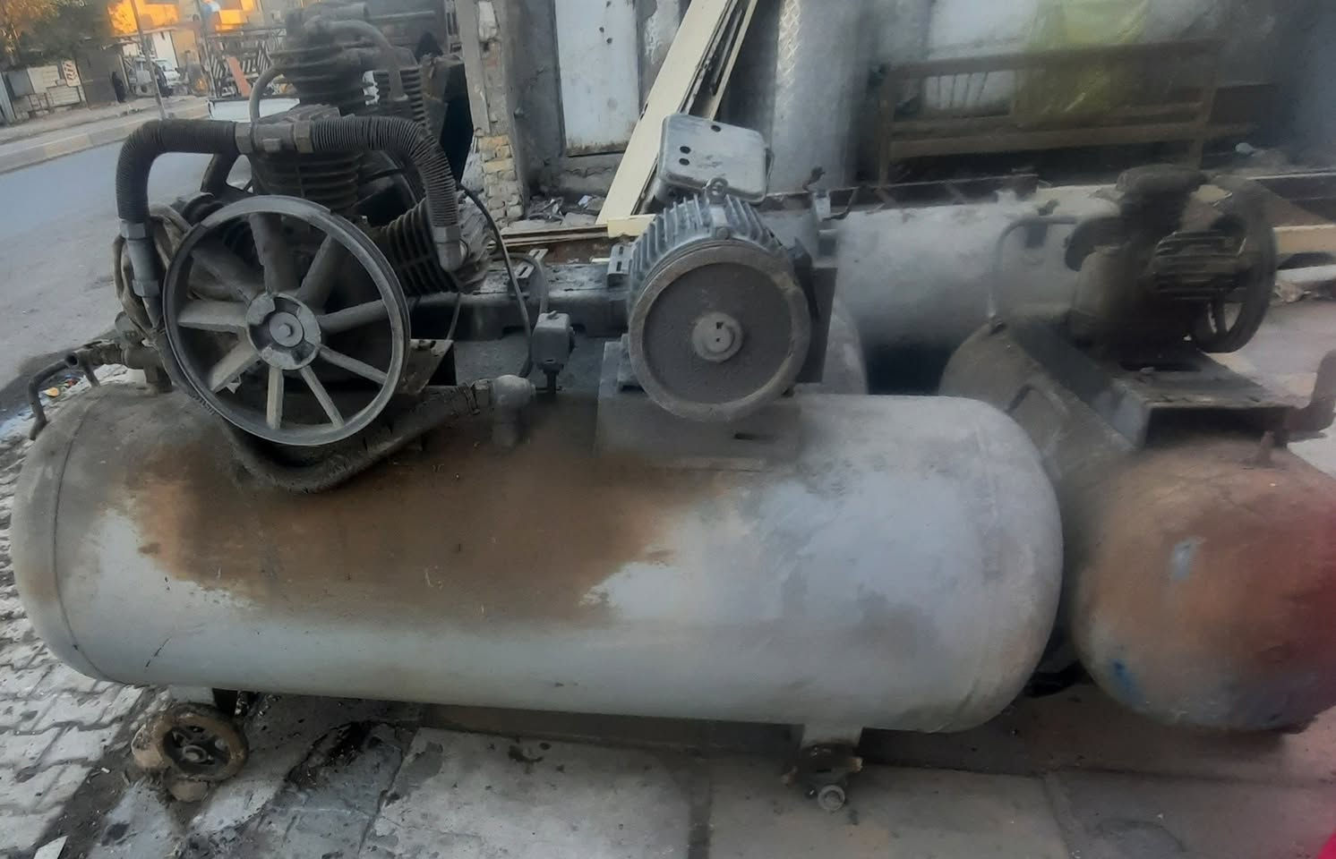 كمبريسرات عدد ٤/ ٣ حجم كبير  واحد حجم وسط 
العنوان بغداد المعامل  منطقة الباويه  باقي التفاصيل    اتصال على الرقم( *********** )
