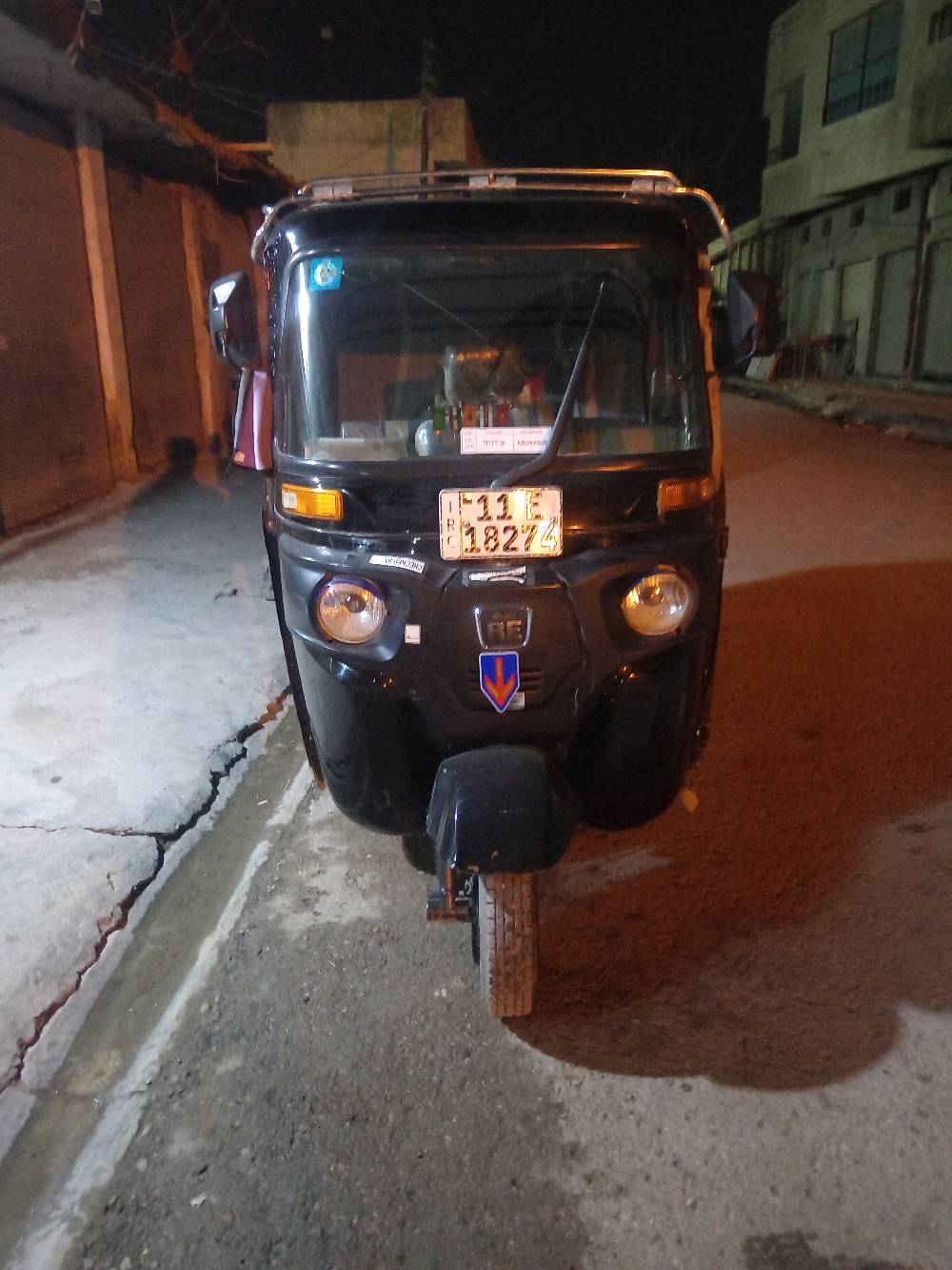 تكتك للبيع بحالة جيدة، مناسب للتنقل في المناطق الداخلية. اللون أسود مع تفاصيل زرقاء، والكشنات نظيفة ومريحة. مصمم للاستخدام اليومي ويوفر وسيلة نقل اقتصادية. المستندات كاملة والجاهزية للاستخدام الفوري.