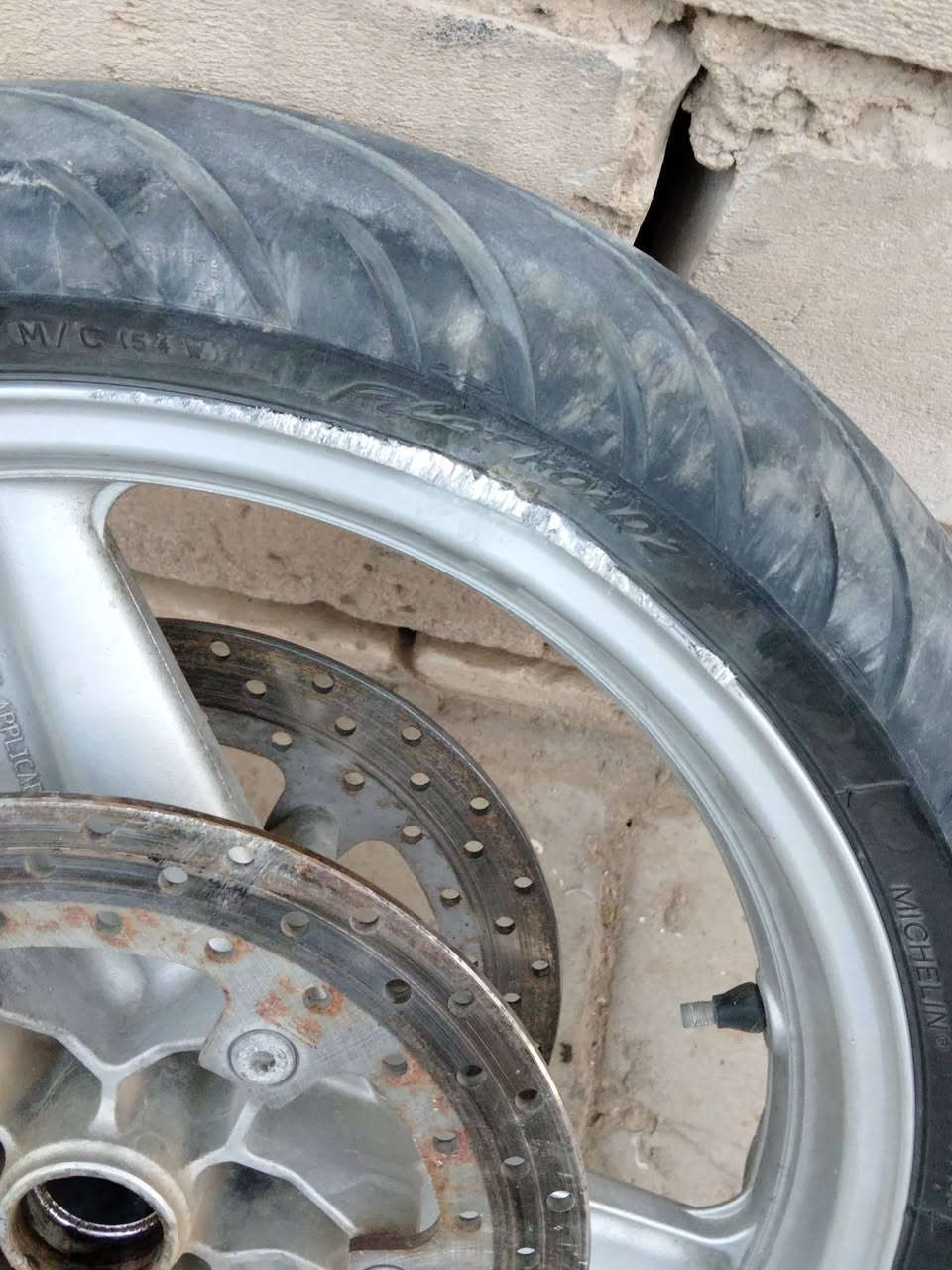 سلام عليكم شباب ويل امامي للبيع حجم 17 لوين بي ضربه عواج خفيف بي بدون بوربنين ***********:
