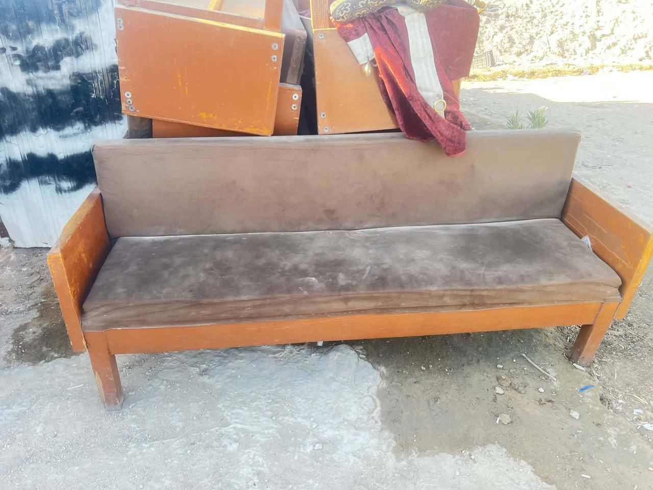 سلام عليكم اخوان قنفات للبيع شغل درجه اولى ثقيل القياس ٢متر دوشمه جديده عدد ١٤ وحده سعر الوحده ب٩٠ وبيها مجال مكلف بالنشر رقم راعيهن ***********
