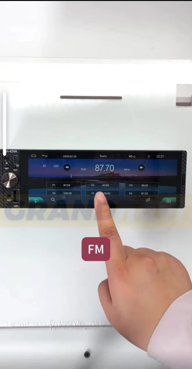 شاشة اندرويد ترهم للـE34 والسيارات التحتوي مسجل طابق واحد
المواصفات : 

📺 الشاشة والتصميم
 الحجم: 6.5 بوصة (6.5 Inch).
 نوع التركيب: 1Din (تثبت في مكان مسجل السيارة العادي الصغير، والشاشة ممتدة عريضة).
📱 الاتصال والأنظمة (Connectivity)
 Wireless CarPlay: تشغيل نظام آيفون كار بلاي وايرليس (بدون واير).
 Wireless Android Auto: تشغيل نظام أندرويد أوتو وايرليس.
 Airplay & Mirrorlink: يدعم ميزة عكس شاشة الموبايل (آيفون وأندرويد) على الشاشة.
 Bluetooth: مدمج للمكالمات وتشغيل الصوتيات.

📸 الملحقات والتحكم
 كاميرا خلفية 12 LED: تأتي مع كاميرا للرجوع إلى الخلف (Back Camera) مزودة بـ 12 ضوء LED للرؤية الليلية الواضحة جداً أثناء الركن (تظهر في الصورة المصغرة الثالثة تحت الشاشة).
 ريموت كونترول (Remote Control): يأتي معها جهاز تحكم عن بعد للتحكم بالصوت والمقاطع والتنقل بسهولة بدون لمس الشاشة.

⚡ الطاقة والصوت
 الشحن السريع: منفذ Type-C PD3.0 Fast Charging لشحن موبايلك بسرعة.
 الراديو والصوت: راديو FM مع ميزة الـ EQ لتعديل الفلاتر وموازنة الصوت.
 التغذية: تعمل على فولتية السيارة الاعتيادية (12v corded power).

السعر 150 الف شامل التوصيل من الصين الى باب البيت توصيل جميع المحافظات

ونكدر نوفر اي قطعه حسب الطلب للاستفسار اكثر مراسلة الصفحة كويك لاين للتسوق الدولي - QuickLine


**إذا كنت صاحب هذا الإعلان وتريد حذفه لأي سبب، رجاءا أرسل رسالة إلى الدعم الفني**