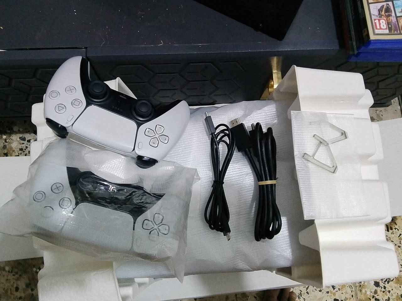 سلام عليكم للبيع بلي 5 جديد استخدام قليل جدٱ اول مشتريته لعبت بي اسبوع وليوم صارلي يومين العب ويا 2 يدات اصليات وملحقاته كلها الصليه ويا يوبي اي 1500 اذا تحب اخضه ويا تجي وتفحض وتاخض ويا 4 اقراص مكاني بياع السعر 900 مع اليده الصليه +ups +الاقراص   متواجد ع فيس 
وهاذا رقمي *********** واتساب
