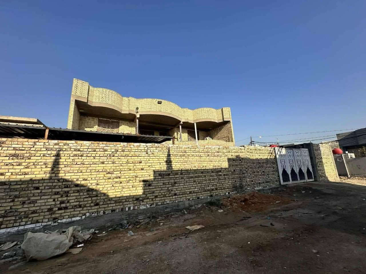 🛑 دار سكني  للبيع 🛑 
المنطقة : خلف مطعم حياوي🚩 
اقرب نقطه ؛قرب سكه القطار 
المساحه :  670🏛️ واجه 28 ركن 
        كونكريت مسلح
          اساس رفت  
         طابقين    
الطابق الاول🛑 استقبال كبيرة وصالتين و٣غرف نوم وصحيات داخليه وخارجيه ومطبخ وكراج سياره 
الطابق الثاني؛ 3 غرف وصالة ومطبخ وصحيات وبلكونه 
للاستفسار 
     مراجعة مكتب رسول الوزني للعقار  
الديوانية . حي الحضارة بداية شارع اسواق طيبة
 للمعلومات ولمزيد من التفاصيل ⬇️
       مراسلة الصفحة  
      او الاتصال
***********
