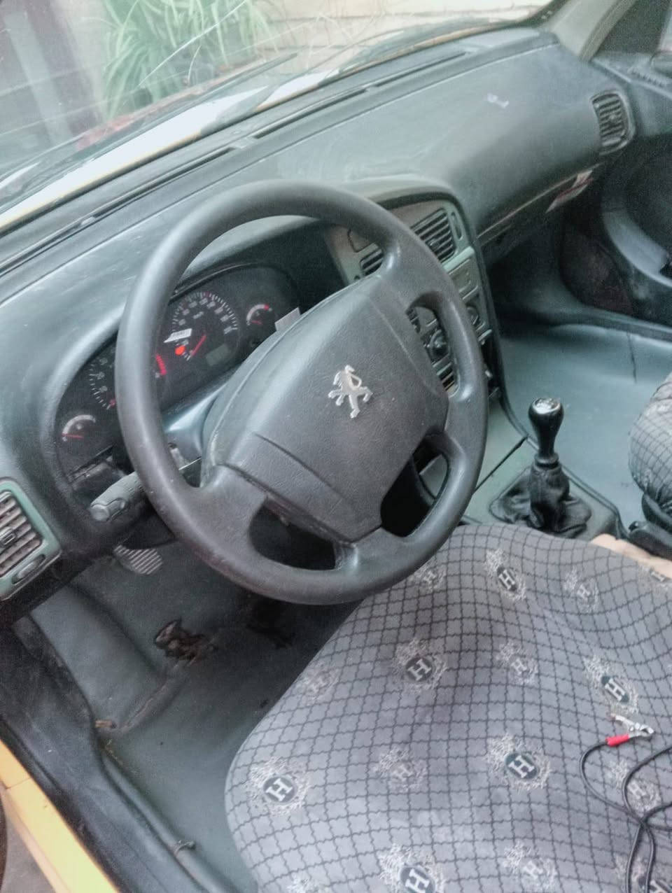 بيجو GLX 405 موديل 2012  رقم بغداد احمر  مكينه تحتاح تجفيت  داخلها جيد  تخم تاير نضيف جواها  ..
مطلوبة  هيئة .. غرامات مروريه لاتوجد .. سنويه ساقطة من 2022 بأسمي  تحويل ثاني يوم 
السعر : 25 وبيها مجال 
العنوان : بغداد الجديده النعريه 
الرقم : *********** بي واتساب
