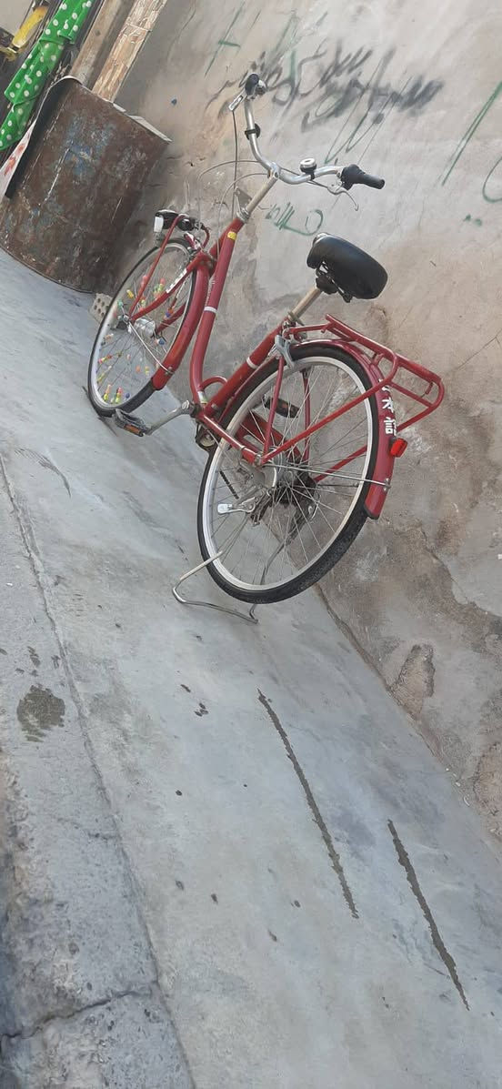 السلام عليكم بايسكل بناتي حجم ٢٦ كامل مكمل مابي اي نقص كير و حساس شغالات تجي وتفحص وتشوف اب عينك نضافت البايسكل %90 البايسكل مال حاويه ياباني الله شاهد السعر 120 وبي مجال للشراي المكان بغداد الكمالية شارع 70  الرقم *********** واتس اب فقط
