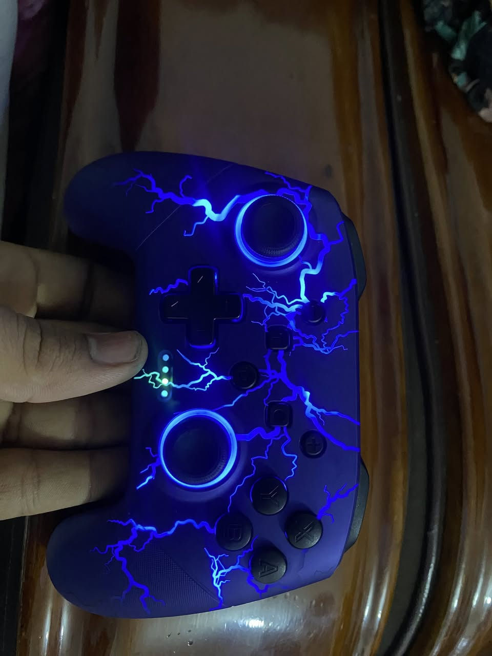 سلام عليكم جوستك VOYEE (طراز S08) متوافقة مع أجهزة Nintendo Switch و PC. وiOS
البطارية: سعة عالية تبلغ 1000 مللي أمبير في الساعة.
المميزات: تدعم خاصية الاستيقاظ (Wake-up)، الاقتران بمفتاح واحد، واهتزاز قابل للتعديل.
التصميم: تحتوي على أضواء RGB LED بـ 9 ألوان وقابلة للبرمجة.
الطاقة: تعمل بجهد إدخال DC5V/1A.
ترجمة النص في الصورة
العلامة التجارية: VOYEE
نوع المنتج: وحدة تحكم لاسلكية للجهاز (N-S) طراز S08
سعة البطارية: 1000 مللي أمبير في الساعة
الطاقة: 5 فولت تيار مستمر / 1 أمبير
الشركة المصنعة: Dongguan Chenhao Electronic Technology Co., Ltd
منشأ: صنع في الصين
السعر 25 لايوجد توصيل  
مكاني بغداد مدينة الصدر


**إذا كنت صاحب هذا الإعلان وتريد حذفه لأي سبب، رجاءا أرسل رسالة إلى الدعم الفني**