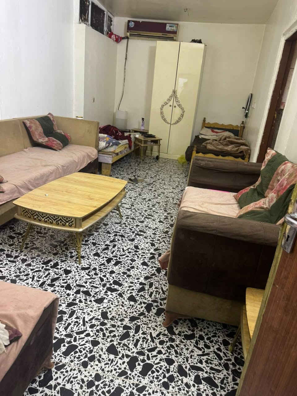 السلام عليكم نص  شقة ببناء اضافي  ديوان  حسب الاتفاق المكان الدورة الصحة خلف مركز بلاط الشهداء الصحة  غرف نوم 2 صالة ومطبخ ومخزن  اضافي خارجي 
وتحتوي على طرمه للعلم البناء مضاف الها ليس تجاوز
للمراوس أو للبيع  
هاتف ***********
