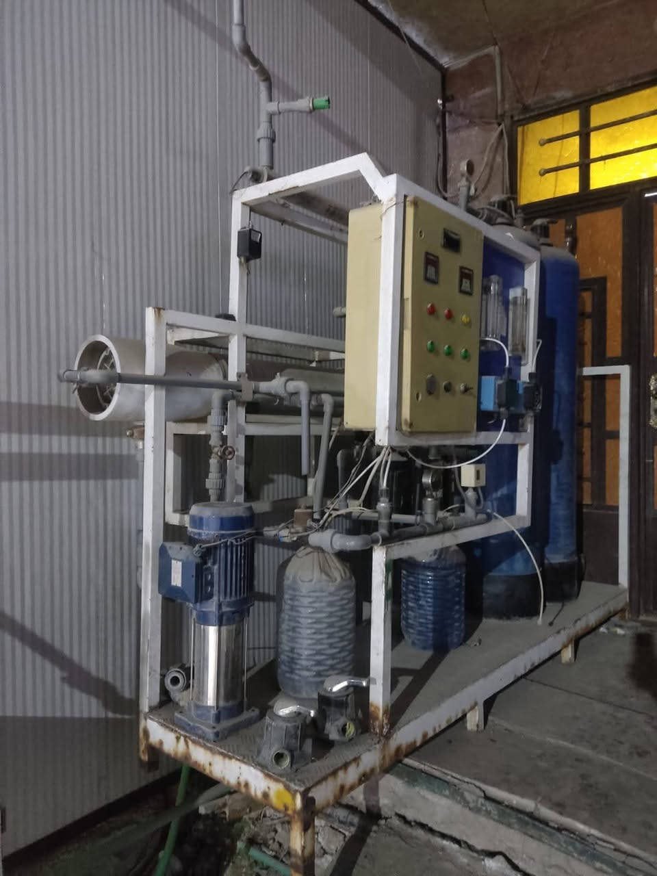 محطة تصفيه مياه ايطالي ١٠٠٠ لتر في الساعه 
+ خزان ٢٠٠٠ لتر
+ خزانين ١٠٠٠ لتر 
+ ميز تفصال مع المحطه 
ابيع منظومه كامله يعني تجي تأخذها كلها 
السعر /٣ ونص وبيها مجال 
بغداد البلديات:***********
