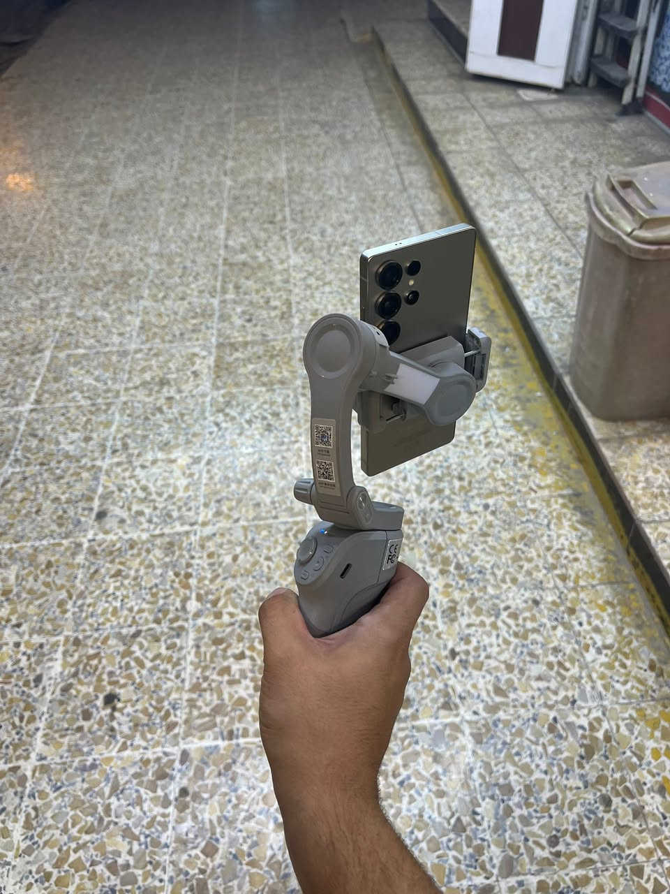استاند مانع اهتزاز من شركه xo كامل ملحقات مواصفات الجهاز ومميزاته ✨ تثبيت ذكي (3-Axis): يمنحك فيديوهات فائقة السلاسة وبدون أي اهتزاز حتى أثناء الجري أو الحركة السريعة.🤖 تتبع تلقائي ذكي (Auto Face & Object Tracking): الكاميرا تلحق وجهك وحركتك تلقائياً وتخليك دائماً بمنتصف الكادر.🔄 زاوية دوران واسعة: تدعم الحركة والالتفاف حتى 330 درجة لتغطية كل الزوايا.🤳 جهاز متعدد الوظائف: يعمل كـ (مُثبت جيمبال + عصا سيلفي ممتدة + قاعدة تثبيت ثلاثية Tripod مدمجة).🔋 بطارية جبارة 3600mAh: تكفي لاستخدام متواصل يصل إلى 8 ساعات، وتُشحن بسرعة عبر منفذ Type-C.📲 تحكم كامل عبر التطبيق: يتكامل مع تطبيق Gimbal Show ليوفر لك وضعيات تصوير سينمائية مثل الـ Time-lapse والـ Panorama.🎒 تصميم قابل للطي: خفيف الوزن وسهل الحمل معك لأي مكان في حقيبتك. السعر ٧٠ الف مكاني موصل رقم هاتف ***********
