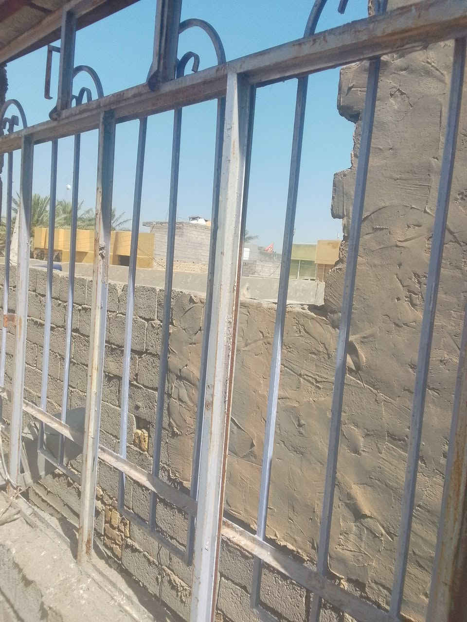 من رخصت الادمن شبابيك البيع وياهن شوايه رتفاعهه مترتين والعرض كذالك دجاج عل الفحم او سمك وياهن مال سلفن الشراي *********** رايدهن شلع 200الف
