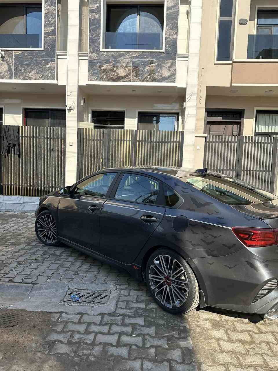 سلام عليكم اخوان فورتي gt 2023
مواصفات السيارة فول 1/1 GT معروفة 
بصمة تشغيل وبصمة ابواب وتشغيل عند بعد
شاحن موبايل وايرلس
اشاير بالمري
شفتات ستيرن 
رادار جانبي
رادار امامي 
حساسات خلفية وتوقف ذاتي عند وجود جسم قريب
زر اوتو هولد
مثبت سرعة
مانع انزلاق
تبريد قطعتين ومناخ منفصل
شاشة حجم 9 انج 
كشنات جلد مطعمة بقماش وعليها ختم GT
كشنات تدفئة تبريد تحكم
فتحة سقف سلايد
هاند بريك كهرباء
تبريد بيانو
ستيرن حرف D سبورت 
سستم صوت من ماركة هارمن كاردن harman kardon
انارة بالابواب الامامية قابلة لتغيير الالوان +علامة GT عالدشبول مضيئة
وبعد بيها مواصفات ثانية
للاستفسار ***********
الىىىعر 148 وبيها مجال بسيط إن شاء الله 
مكاني بغداد البنوك تحويل مباشر
